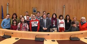 Jóvenes participantes tras recibir sus diplomas. 