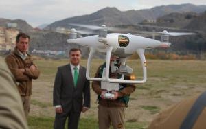 El subdelegado del Gobierno observa uno de los drones. 
