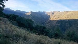 Vista del barranco del Guarnón y el Veleta desde el final de la Cuesta de los Presidiarios. 