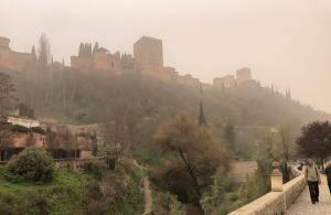 La calima este martes sobre la Alhambra. 