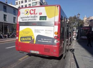 Un autobús urbano con matrícula del año 2005.