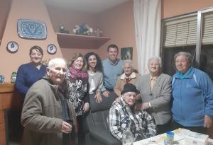 Eduardo Zea con su familia, el alcalde de Monachil y la concejala de Cultura.