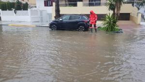 El agua inunda la Rambla de Caballero. 