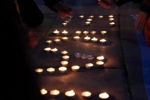 Velas encendidas en recuerdo de Ekai.