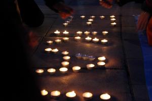 Velas encendidas en recuerdo de Ekai.