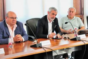 El alcalde de Órgiva (centro) en una reunión reciente para tratar la ampliación.