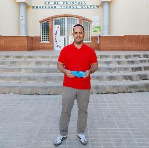 José Antonio Carranza, alcalde de Pulianas, junto al CEIP Tierno Galván.