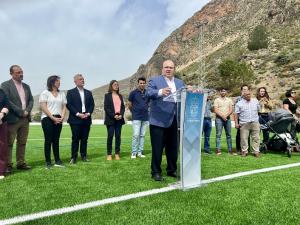 El alcalde de Güéjar Sierra, durante el acto de inauguración del nuevo campo.