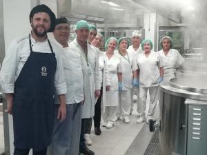 El chef, junto a los profesionales del Virgen de las Nieves.