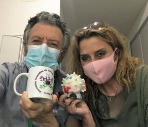 El doctor Ortego, junto a una paciente de la consulta de enfermedades autoinmunes.