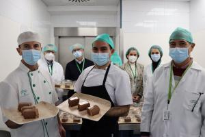 El jefe de cocina Fernando González en el centro enseña las porciones de tarta de muestra.