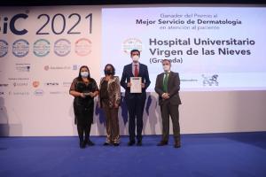 El jefe de servicio de Dermatología, Salvador Arias, recoge el premio junto a la viceconsejera de Salud, Catalina García , y la directora gerente del hospital, María Ángeles García Resacalvo.