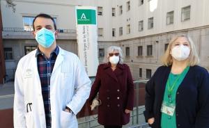 Joaquín Escobar, responsable de la consulta, junto a la presidenta de Granadown, Pilar López, y la sanitaria Patro Marín.