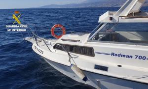 La Guardia Civil siguió el rastro de una embarcación que navegaba de manera errática y localizó la droga.