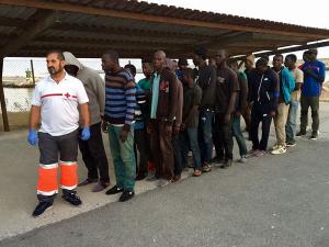 Voluntarios de Cruz Roja prestaron una primera asistencia a las personas rescatadas en el puerto.