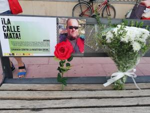 Flores en memoria de Antonio en un banco en La Caleta. 