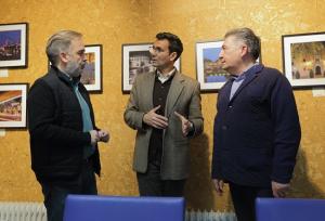 El alcalde, Francisco Cuenca, conversa con Jacobo Calvo y Manuel Martín.