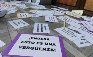 Carteles en la Plaza del Carmen tras una protesta por los cortes de luz en Norte.