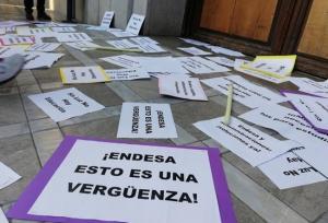 Carteles de una de las protestas en Granada contra los cortes de luz.