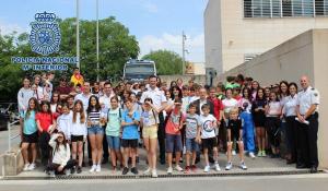 El alumnado posa en la sede de la Policía Granada con sus carnés.