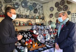 El concejal César Díaz (dcha.) visita uno de los puestos de artesanía. 