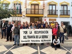Reivindicación de la vuelta del tranvía frente el Ayuntamiento de Güéjar Sierra. 