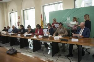 Junta, ayuntamientos y Diputación renuevan el convenio de atención a menores.