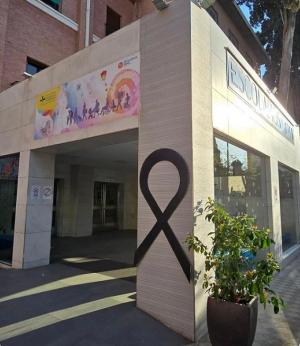 Lazo negro en memoria del pequeño. 