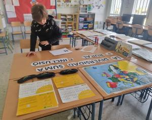 Un escolar trabajando en el concurso.