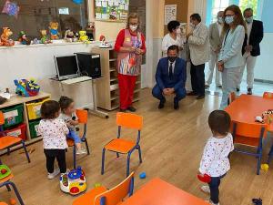 La delegada de la Junta y el alcalde, entre otros, en la visita a una escuela infantil en Almanjáyar.