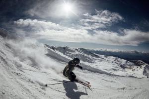 Un esquiador durante la temporada invernal en Sierra Nevada en una imagen de archivo.