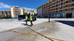 Militares de la UME, este domingo, en labores de desinfección en la estación de Andaluces.