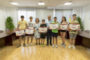 Los estudiantes premiados por sus buenos expedientes.