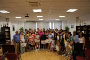 Foto de familia de los mejores estudiantes con sus familiares. 