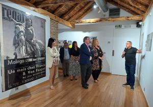 Fernando Alcalde, comisario de la exposición, durante la visita guiada a la muestra.