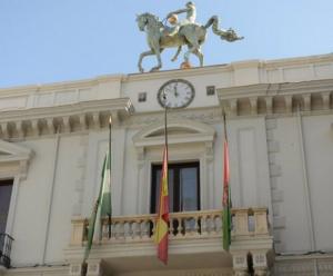 Imagen de la fachada del Ayuntamiento con el andamio instalado este jueves.