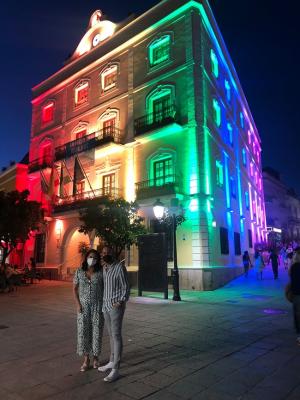 Fachada del Ayuntamiento de Almuñécar iluminada con los colores arcoíris.