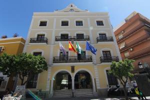 Fachada del Ayuntamiento de Almuñécar.