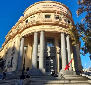 Fachada de la antigua Facultad de Medicina donde también está las firmas de sus autores.