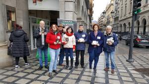 Integrantes de FACUA, este jueves, en Puerta Real.