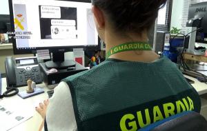 Una agente examina un caso de estafa por Whatsapp mediante el 'falso hijo'. 