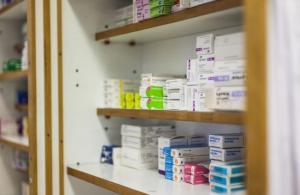 Estantes de una farmacia.