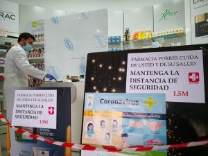 Los establecimientos que permanecen abiertos extreman las medidas de seguridad, como las farmacias.