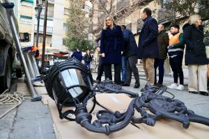 La alcaldesa de Granada, en su visita a la calle San Juan de Dios.