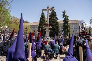 Un momento de la oración ante el Cristo de los Favores, en una de las imágenes más singulares de la Semana Santa de Granada.