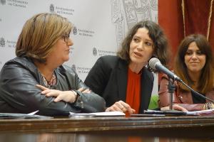 Gloria Poyatos flanqueada por Ana Muñoz y Irene Justo.