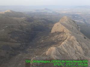 Imagen aérea de la zona afectada por el fuego en Sierra Arana. 
