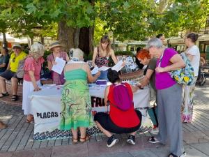 Recogida de firmas en la Fuente de las Batallas.
