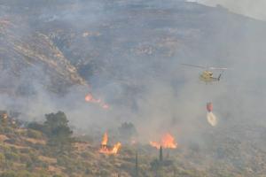 Un helicóptero actúa contra las llamas. 