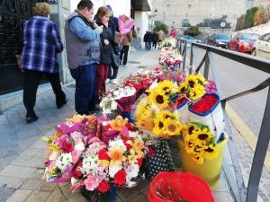 Flores, a las puertas del acceso a la cripta.